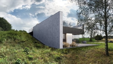 Dom na wzniesieniu. Nowoczena bryła RE: HOUSE IN THE ROCK. Proj. REFORM Architekt Dom na wzniesieniu. Nowoczena bryła RE: HOUSE IN THE ROCK. Proj. REFORM Architekt