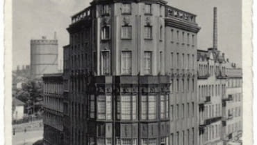 Hotel Admiralspalast przy Kronprinzenstrsasse 305 był przed wojną określany zabrzańskim "drapaczem chmur" i zyskał na tyle dużą sławę, że często jego wizerunek pojawiał się na pocztówkach. Gmach zaprojektowali berlińscy architekci: Bielenberg i Moser. Hotel architektonicznie miał naśladować modny ówcześnie styl amerykańskich wieżowców. Budynek powstawał cztery lata od 1924 roku. Hotel Admiralspalast