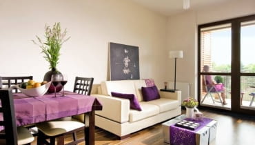 <b> POD TRZYNASTKĄ. Wkrótce minie rok odkąd Emilia zamieszkała we własnym mieszkaniu. Przypadkiem trafiła na mieszkanie w nowym bloku na warszawskiej Woli. Na sprzedaż był tylko lokal nr 13. To jej szczęśliwa liczba. Czy trzeba było lepszego znaku? </b> <BR /> Kolorystyczna konsekwencja. Sosnowe krzesła pomalowane bejcą w kolorze wenge idealnie pasują do stołu fornirowanego tym drewnem. Odcień skórzanych siedzisk krzeseł dobrano do koloru obicia rozkładanej kanapy. Dodatki (nawet kwiaty!) wyłącznie fioletowe. Zamiast stolika kawowego - stalowe kontenerki, bardzo pojemne i mobilne. Bez problemu można je przestawić w inne miejsce. <b> POD TRZYNASTKĄ. Wkrótce minie rok odkąd Emilia zamieszkała we własnym mieszkaniu. Przypadkiem trafiła na mieszkanie w nowym bloku na warszawskiej Woli. Na sprzedaż był tylko lokal nr 13. To jej szczęśliwa liczba. Czy trzeba było lepszego znaku? </b> <BR /> Kolorystyczna konsekwencja. Sosnowe krzesła pomalowane bejcą w kolorze wenge idealnie pasują do stołu fornirowanego tym drewnem. Odcień skórzanych siedzisk krzeseł dobrano do koloru obicia rozkładanej kanapy. Dodatki (nawet kwiaty!) wyłącznie fioletowe. Zamiast stolika kawowego - stalowe kontenerki, bardzo pojemne i mobilne. Bez problemu można je przestawić w inne miejsce.