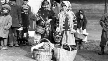 Obchody Wielkanocy straciły na swej pierwotnej wyrazistości. W ten okres wkrada się coraz więcej komercji, a we współczesnych zabieganych czasach traktujemy go jako okazję na odpoczynek, może nawet krótki wyjazd wypoczynkowy. Odchodzimy od tradycyjnych obrzędów, których młode pokolenia już nawet nie znają, a przynajmniej znaczna część młodych. Nie tak to jednak wyglądało kilkadziesiąt lat temu. Pielęgnowanie tradycji i kultywowanie rozmaitych obrzędów oraz zwyczajów było niezwykle ważnym elementem obchodów Wielkanocy. Te zmiany pokazują archiwalne zdjęcia ze zbiorów Narodowego Archiwum Cyfrowego. Większość została wykonana w latach 30., ale są też fotografie z czasów PRL-u. <br/> <b>Na zdjęciu:<b> Dziewczynki z koszami ze święconką przed dworem w Tomaszowicach 1937 rok