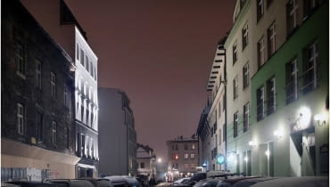 Ulica Kupa, oświetlony hotel po lewej hotel, off white, ovotz design lab., kraków, kazimierz, architektura, projekt