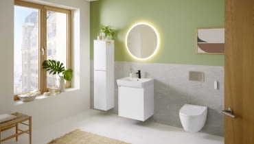 Maksimum miejsca do przechowywania. Nowe szafki podumywalkowe i boczne z serii Geberit Selnova Square oferują dużo przestrzeni, pomagając wygodnie uporządkować wszystkie łazienkowe drobiazgi.