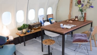 W apartamencie zaaranżowano salon, sypialnię i pokój dzieci. mieszkanie w samolocie, oryginalne mieszkanie, ciekawe mieszkanie, mieszkanie w dziwnym miejscu