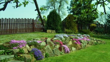 Kamienie zastosowane na skarpie pomogą zapobiegać osuwaniu się ziemi, a jednocześnie będą bardzo ładnie wyglądać. <Digimax S500 / Kenox S500 / Digimax Cyber 530>