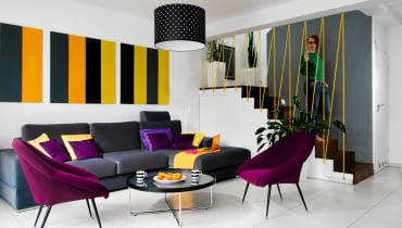 <B>Sposobem na uzyskanie wrażenia przestronności wnętrza był prosty, minimalistyczny wystrój. Akcenty mocnych barw miały natomiast wnieść do niego mnóstwo pozytywnej energii. Od razu widać, że Roma i Marcin osiągnęli efekt, o jakim marzyli.</B> <BR />Otwarta przestrzeń dzienna jest?naprawdę duża, na czym zależało Romie i Marcinowi, którzy przeprowadzili się tu z malutkiego mieszkania. Wrażenie przestronności potęguje jednolity kolor ścian, sufitu i podłogi (to skuteczny sposób na optyczne powiększenie wnętrza). Odcinające się od białego tła plamy mocnych barw pozwoliły uniknąć kolorystycznej monotonii. nowoczesne wnętrza, wystrój wnętrz, aranżacja wnętrz