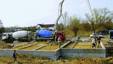 Koszt wykonania fundamentów (ławy i ściany fundamentowe) to ok. 140 zł za metr kwadratowy - razem z robocizną fundamenty