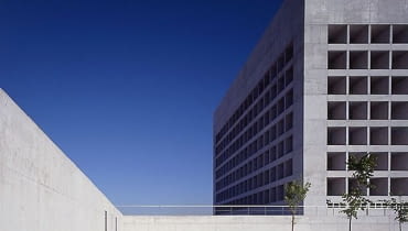 Siedziba banku Caja Granada w hiszpańskiej Granadzie - arcydzieło Alberto Campo Baezy muzeum, alberto campo baeza, granada, minimalizm, hiszpania, beton, architekt, biurowiec
