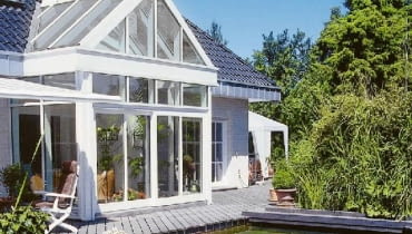 STAW KAPIELOWY JEZIORKO WODA STAW ZBIORNIK WODNY OCZKO WODNE DREWNIANY DECK PODEST OGROD ZIMOWY ORANZERIA RYS. MARCIN GASIOROWSKI PUBLIKACJA OGRODY NR 6 (62) - 6.2004 PUBLIKACJA OGRODY NR 1 (81) - 1.2006