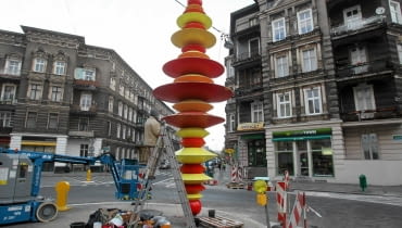 22.10.2015 Szczecin , plac Zamenhofa . Montaz rzezby " Fryga " autor Maurycy Gomulicki . Fot. Cezary Aszkielowicz / Agencja Gazeta DLOSZ strony lokalne GW - Szczecin SLOWA KLUCZOWE: Fryga ZDJĘCIE DO WKŁADKI: DLOSZ strony lokalne GW - Szczecin