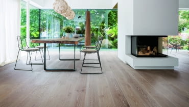 Jasna podłoga w salonie czy jadalni sprawdzi się zarówno w dużych, przestronnych pomieszczeniach, jak i w małych wnętrzach, które chcemy wizualnie powiększyć. Jasna podłoga w salonie czy jadalni sprawdzi się zarówno w dużych, przestronnych pomieszczeniach, jak i w małych wnętrzach, które chcemy wizualnie powiększyć.