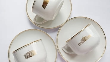 Filiżanki z linii produktów promocyjnych dla Kancelarii Prezydenta, stworzonych przez Katarzynę Wyrozębską (MOZCAU) MOZCAU, porcelana, polska porcelana, polski projekt, filiżanka, prezydent RP, pamiątka od prezydenta