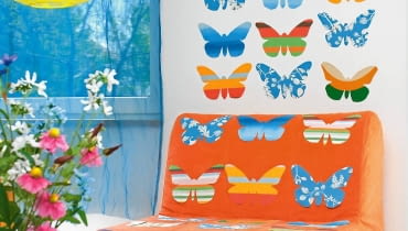 Tkanina jest dobra na wszystko: na podniszczony mebel i na pustą jednobarwną ścianę. Na podrapane drzwi i na opatrzoną już aranżację sypialni. Nie zawsze potrzeba dużych kawałków materiału - czasem mogą się przydać nawet ścinki pozostałe na przykład po uszyciu zasłon. Trzeba tylko mieć pomysł, jak je wykorzystać. Nasza stylistka przygotowała kilka ciekawych rozwiązań.<BR />Rój motyli. Z kartonu robimy szablon w kształcie motyla i za jego pomocą odrysowujemy owady na kawałkach tkanin o różnych wzorach. Wycięte ozdoby naszywamy na pokrowiec fotela i naklejamy na najbliższej ścianie. Tkanina jest dobra na wszystko: na podniszczony mebel i na pustą jednobarwną ścianę. Na podrapane drzwi i na opatrzoną już aranżację sypialni. Nie zawsze potrzeba dużych kawałków materiału - czasem mogą się przydać nawet ścinki pozostałe na przykład po uszyciu zasłon. Trzeba tylko mieć pomysł, jak je wykorzystać. Nasza stylistka przygotowała kilka ciekawych rozwiązań.<BR />Rój motyli. Z kartonu robimy szablon w kształcie motyla i za jego pomocą odrysowujemy owady na kawałkach tkanin o różnych wzorach. Wycięte ozdoby naszywamy na pokrowiec fotela i naklejamy na najbliższej ścianie.