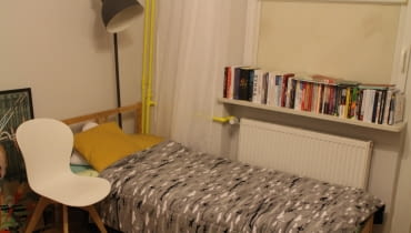 Parapet jest jednocześnie półką na książki 20m2 Łukasza - najsłynniejsza polska kawalerka