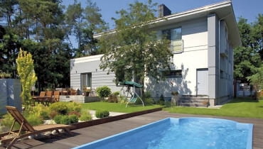 Basen w ogrodzie to jedna z wielu atrakcji domu Basen w ogrodzie to jedna z wielu atrakcji domu