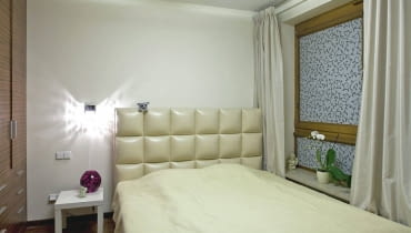 <B>Zupełnie inne kolory, kobiece dekoracje, fantazyjne dodatki i Audrey Hepburn do towarzystwa (nie szkodzi, że tylko na portretach). Po naszej metamorfozie (koszt: 2100 zł.) sypialnia zyskała wyrazisty styl. I chociaż przedtem była również wygodna, dopiero teraz pani domu naprawdę lubi w niej spędzać czas i odpoczywać. Nawet w dzień.</B> <BR />METAMORFOZA SYPIALNI, PRZED ZMIANĄ: jasna, kremowo-beżowa kolorystyka, wygodne łóżko. Pomieszczenie bardziej przypominało jednak hotel niż prywatną sypialnię.