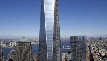 Wieżowiec Freedom Tower w Nowym Jorku (One World Trade Center) The One World Trade Center tower is seen in New York during a press tour in this file photo taken November 8, 2013. The Council on Tall Buildings and Urban Habitat has announced that One World Trade Center will surpass Chicago's Willis Tower as the tallest building in the United States when it opens next year. REUTERS/Mike Segar/Files (UNITED STATES - Tags: CITYSCAPE BUSINESS)