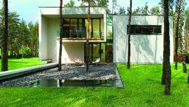Prezentowany dom to bardzo dobry przykład architektury dopracowanej koncepcyjnie, projektowo i realizacyjnie. Przy tym skromnej, nieostentacyjnej, zrealizowanej przy stosunkowo ograniczonym budżecie Prezentowany dom to bardzo dobry przykład architektury dopracowanej koncepcyjnie, projektowo i realizacyjnie. Przy tym skromnej, nieostentacyjnej, zrealizowanej przy stosunkowo ograniczonym budżecie