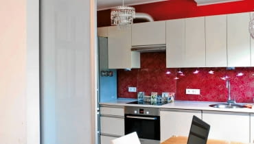 Podczas urządzania mieszkania często stajemy wobec problemów dotyczących wykończenia wnętrza, dobrania dodatków i kolorów. W tej rubryce nasza stylistka Małgorzata Muc, architektka, projektantka wnętrz, pomaga je rozwiązać. Zachęcamy, piszcie do nas na adres: czterykaty@agora <BR /> ARANŻACJE WNĘTRZ. Mam otwartą kuchnię i wszystkie zapachy powstające w czasie gotowania uciekają do salonu. Chciałabym więc chociaż częściowo przesłonić aneks. <BR /> Przede wszystkim radzę zainwestować w okap o odpowiedniej mocy, który zapobiegnie nie tylko rozchodzeniu się zapachów, ale także osadzaniu się tłuszczu na sprzętach. Wydajność tego urządzenia trzeba dobrać do kubatury wnętrza. Jeśli zależy pani także na ukryciu kuchennego bałaganu, można postawić lekką ściankę (np. z płyty gipsowo-kartonowej, hartowanego szkła) albo zamontować przesuwane szklane drzwi, które pozwolą na czas gotowania odseparować kuchnię od reszty wnętrza. UWAGA ! PONOWNA PUBLIKACJA WYLACZNIE ZA ZGODA WLASCICIELI KRAKOW , MIESZKANIE , WNETRZA - PRZESUWANE DRZWI DZIELA KUCHNIE OD POKOJU DZIENNEGO PROJEKT WNETRZA JOANNA LENYK STYLIZACJA I FOT. MONIKA FILIPIUK - OBALEK PUBLIKACJA CZTERY KATY NR 9 (251) - 9 2012 SLOWA KLUCZOWE: WNETRZE POKOJ KUCHNIA ZDJĘCIE DO WKŁADKI: PUBLIKACJA CZTERY KATY NR 9 (251) - CZASOPISMA