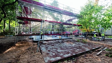 Dom prefabrykowany można budować bez względu na pogodę - konstrukcja jest stawiana na wykonanej wcześniej płycie fundamentowej Dom prefabrykowany można budować bez względu na pogodę - konstrukcja jest stawiana na wykonanej wcześniej płycie fundamentowej