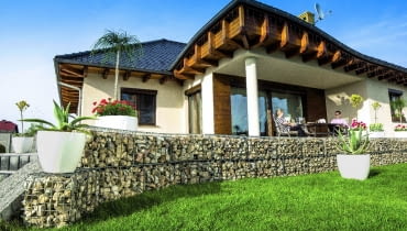 Gabiony mogą służyć do budowy niskich ogrodowych murków, np. oddzielających trawnik od tarasu