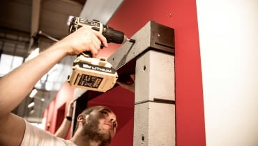 Warto wiedzieć, że dostępne są dziś różnorodne rozwiązania izolacyjne pozwalające na zamocowanie stolarki z użyciem taśm (tzw. montaż warstwowy, nazywany również 'ciepłym') czy w warstwie ocieplenia, gdzie okno jest wysunięte i zainstalowane w warstwie izolacji termicznej budynku za pomocą specjalnych profili lub konsol Warto wiedzieć, że dostępne są dziś różnorodne rozwiązania izolacyjne pozwalające na zamocowanie stolarki z użyciem taśm (tzw. montaż warstwowy, nazywany również 'ciepłym') czy w warstwie ocieplenia, gdzie okno jest wysunięte i zainstalowane w warstwie izolacji termicznej budynku za pomocą specjalnych profili lub konsol