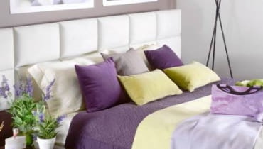 Materiały. Szkło, ceramika pokryta błyszczącym szkliwem. Z tkanin - połyskliwe jedwabie, czyli materiały przejrzyste albo odbijające światło, tak by ich barwy wydawały się jeszcze bardziej świetliste. Kolory. Liliowe odcienie fioletu i jasna, pastelowa zieleń. Do tego akcenty bladoróżowe i białe, kremowe lub jasno-beżowe. 02.04.2008 WARSZAWA SESJA WNETRZE KOLOR WZOR NZ SYPIALNIA STYLIZACJA JOANNA PLACHECKA DLA CZASOPISMA CZTERY KATY FOT. ARKADIUSZ SCICHOCKI / AGENCJA GAZETA PUBLIKACJA CZTERY KATY NR 6 (200) - 6 2008