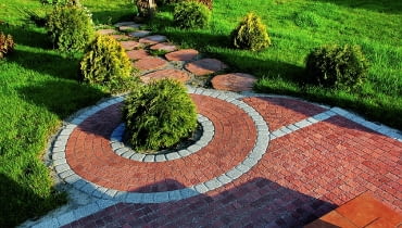 Beton jest wdzięcznym materiałem na ogrodowe nawierzchnie. Zawdzięcza to urozmaiconemu wzornictwu, kolorystyce i wielkościom elementów. nawierzchnie