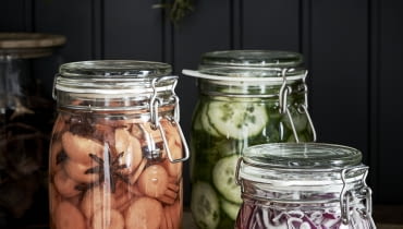 Różnokolorowe warzywa ciekawie wyglądają w przejrzystych słojach. Różnokolorowe warzywa ciekawie wyglądają w przejrzystych słojach.