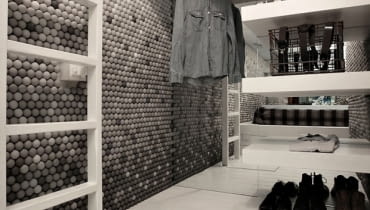 Box/Box - pokój z 25 tysiącami pingpongowych piłeczek na ścianach; proj. Snarkitecture piłeczki na ścianach, oryginalny sposób na ściany, czym wyłożyć ściany, Box/Box