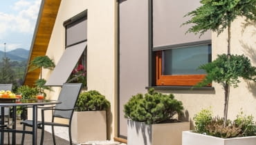 Markizy do okien pionowych i markizolety to skuteczna ochrona przed nagrzewaniem się pomieszczeń markizy, rolety