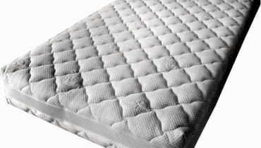MATERACE I POŚCIEL. Materac piankowy, w pokrowcu Silver Protect, który dzięki srebrnej nitce ogranicza rozwój pasożytów i bakterii; do prania w temp. 60 st. C, od 80 x 200 cm, od 984 zł, Merita