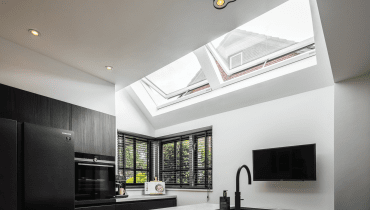 Żaluzje wewnętrzne to taki typ osłony okiennej, który świetnie dopasuje się do aranżacji pomieszczenia w każdym stylu.