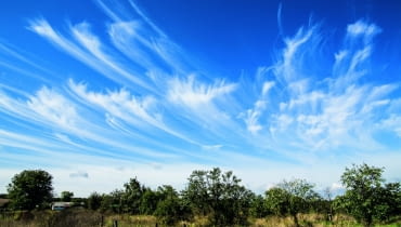 Chmury wysokie, zwłaszcza cirrusy i cirrostratusy, zagęszczające się na zachodniej stronie nieba zwiastują pogorszenie się pogody. Chmury wysokie, zwłaszcza cirrusy i cirrostratusy, zagęszczające się na zachodniej stronie nieba zwiastują pogorszenie się pogody.