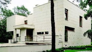 Elewacja domu. Płaski dach i prostopadłościenne bryły obłożone płytami piaskowca nadają współczesnej rezydencji oryginalny charakter Elewacja domu. Płaski dach i prostopadłościenne bryły obłożone płytami piaskowca nadają współczesnej rezydencji oryginalny charakter