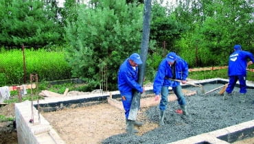 Nie ma reguł jednoznacznie określających, jak wysoko powinien być wyniesiony poziom podłogi - zależy to od konfiguracji terenu i projektu domu. Za bezpieczną można przyjąć wysokość 50-60 cm Nie ma reguł jednoznacznie określających, jak wysoko powinien być wyniesiony poziom podłogi - zależy to od konfiguracji terenu i projektu domu. Za bezpieczną można przyjąć wysokość 50-60 cm