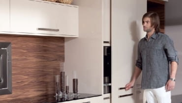 Na ścianie nad kuchennym blatem zwykle przyklejamy łatwą do czyszczenia terakotę. To sposób sprawdzony i niekoniecznie nudny. Możliwości jest jednak więcej, choć nie wszystkie są równie funkcjonalne. Zamiast glazury na ścianie mogą znaleźć się panele wykończone naturalnym fornirem lub okleiną imitującą drewno. Ścianę za kuchenką lepiej jednak zabezpieczyć materiałem bardziej odpornym na wysoką temperaturę i parę wodną. ściana nad blatem, okładzina