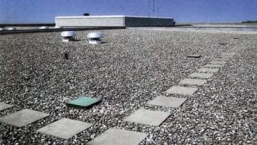 Standardowe wykończenie dachu odwróconego - płukany żwir - zapewnia dobrą izolacyjność termiczną i zwiększa powierzchnię parowania wody. Standardowe wykończenie dachu odwróconego - płukany żwir - zapewnia dobrą izolacyjność termiczną i zwiększa powierzchnię parowania wody.