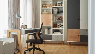 Biurko Concept – uniwersalne i minimalistyczne, doskonale wpisuje się w nowoczesne wnętrza. Solidne nogi z litego drewna zapewnią stabilność. Przestronny blat sprawdzi się podczas nauki i zabawy, a szuflady pomogą utrzymać porządek. Do biurka można dobrać dedykowany kontenerek, który będzie idealnym uzupełnieniem i dodatkową przestrzenią do przechowywania przedmiotów. Biurko Concept – uniwersalne i minimalistyczne, doskonale wpisuje się w nowoczesne wnętrza. Solidne nogi z litego drewna zapewnią stabilność. Przestronny blat sprawdzi się podczas nauki i zabawy, a szuflady pomogą utrzymać porządek. Do biurka można dobrać dedykowany kontenerek, który będzie idealnym uzupełnieniem i dodatkową przestrzenią do przechowywania przedmiotów.