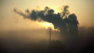 Najwyższa Izba Kontroli podaje, że w Polsce z powodu zanieczyszczenia powietrza co roku traci życie ok. 45 tys. osób. Najwyższa Izba Kontroli podaje, że w Polsce z powodu zanieczyszczenia powietrza co roku traci życie ok. 45 tys. osób.