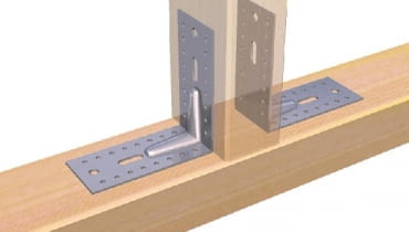 Te uniwersalne łączniki do drewna docenią wszyscy, którzy tworzą konstrukcje drewniane z tarcicy - w tym także więźby dachowe. Otwory wykonane fabrycznie w niektórych łącznikach mają kształt owalny, dzięki czemu łatwo da się korygować ustawienie łączników po ich wstępnym zamocowaniu. Na zdjęciu złącze kątowe wzmocnione. Złącza kątowe to jedne z najpopularniejszych metalowych łączników od bardzo dawna stosowane w konstrukcjach drewnianych. Umożliwiają łączenie różnych elementów drewnianych pod kątem prostym. Złącza kątowe wzmocnione mają specjalne przetłoczenie w środkowej części, które zwiększa sztywność i stabilność połączenia. Dla wygody montażu i dla zapewnienia większej precyzji połączeń w złączach znajdują się owalne otwory umożliwiające regulację ich położenia. Złącza wzmocnione są sprzedawane w wielu różnych rozmiarach. złącza ciesielskie,stalowe łączniki do drewna,konstrukcje drewniane