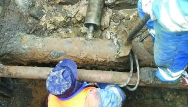 Aby podłączyć przykanalik do kanału zewnętrznej sieci kanalizacyjnej, wykorzystuje się na przykład wiertnicę hydrauliczną, którą wykonuje się otwór w betonowym kanale głównym (tzw. włączenie na ostro) Aby podłączyć przykanalik do kanału zewnętrznej sieci kanalizacyjnej, wykorzystuje się na przykład wiertnicę hydrauliczną, którą wykonuje się otwór w betonowym kanale głównym (tzw. włączenie na ostro)