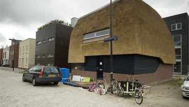 Dom kryty strzechą - MOPET architecten MOPET architecten , amsterdam