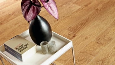 V-fuga może być profilowana na wszystkich krawędziach paneli lub tylko wzdłuż ich dłuższych boków. Różna bywa też głębokość frezów - 1, 2 lub 3 mm laminowane panele podłogowe