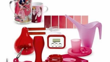 Wzory <Br> Nie są konieczne w kuchni wręcz szokującej kolorami i formami przedmiotów, które składają się na jej wyposażenie. Jeśli już, to tylko stosowane z umiarem motywy graficzne lub fotograficzne. <br>Kształty <br> Przede wszystkim żadnych kątów prostych! Same okrągłości, obłości, fale, czyli formy aerodynamiczne w czystej postaci. Obecnie są najmodniejsze. <BR>Materiały <Br> Meble najlepiej z laminatu, a naczynia kuchenne - ze stali, ceramiki lub tworzywa sztucznego udającego porcelanę albo fajans. <Br>Kolory <BR> Jaskrawe i wyraziste: czerwienie, fosforyzujące róże. Aby osłabić ich działanie, łączmy je z metaliczną szarością.