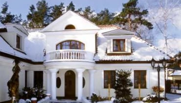 Frontowa elewacja domu zgodnie z wolą właścicieli nawiązuje do tradycji architektonicznej dworu polskiego. Frontowa elewacja domu zgodnie z wolą właścicieli nawiązuje do tradycji architektonicznej dworu polskiego.