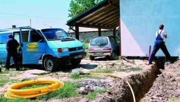 Doprowadzenie do domu gazu - zarówno ziemnego jak i płynnego - wymaga ułożenia w ziemi kilkunastu metrów rur. Montaż instalacji nie trwa jednak długo: sprawna ekipa wykonuje wszystkie związane z tym prace w ciągu jednego dnia.