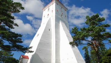 Latarnia morska Kopu (Kõpu) w Estonii - najstarsza latania morska nad Bałtykiem Abrget47j, CC BY-SA 3.0 EE <https://creativecommons.org/licenses/by-sa/3.0/ee/deed.en>, via Wikimedia Commons