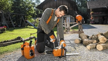 Przegląd pilarki rozpoczynamy od zdjęcia pokrywy, oczyszczenia filtrów i sprawdzenia stanu wszystkich części STIHL SR170STIHL MS170 SLOWA KLUCZOWE: STIHL SR170 STIHL MS170