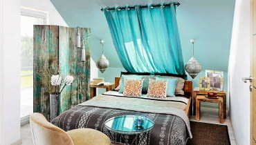 STYL ORIENTALNY. Ta sypialnia z prostymi drewnianymi meblami odnalazłaby się w wielu stylach. Jednak dodatki - tkaniny dekoracyjne, lampy z kutego metalu oraz akcenty żywych, niemal świecących kolorów - dodają jej orientalnego klimatu. <BR /> Parawan, 120 x 180 cm 995 zł, wazon 89 zł, sztuczne gałązki 35 zł Inne Meble; Stolik (okrągły) 460 zł, poduszka 125 zł, sztuczne kwiaty 58 zł Decolor; Ramki na zdjęcia 155 i 195 zł/szt. House & More; Chwosty 52 zł/szt. Eurofirany; Pościel 169 zł home&you; Poduszki (z haftem) 49 zł/szt., lampy wiszące 490 zł, stoliki 450 i 590 zł Sharda Home; Fotel 999 zł, karnisz 24,99 zł, zasłony 1259 zł/2 szt., dywan 119 zł IKEA STYL ORIENTALNY. Ta sypialnia z prostymi drewnianymi meblami odnalazłaby się w wielu stylach. Jednak dodatki - tkaniny dekoracyjne, lampy z kutego metalu oraz akcenty żywych, niemal świecących kolorów - dodają jej orientalnego klimatu. <BR /> Parawan, 120 x 180 cm 995 zł, wazon 89 zł, sztuczne gałązki 35 zł Inne Meble; Stolik (okrągły) 460 zł, poduszka 125 zł, sztuczne kwiaty 58 zł Decolor; Ramki na zdjęcia 155 i 195 zł/szt. House & More; Chwosty 52 zł/szt. Eurofirany; Pościel 169 zł home&you; Poduszki (z haftem) 49 zł/szt., lampy wiszące 490 zł, stoliki 450 i 590 zł Sharda Home; Fotel 999 zł, karnisz 24,99 zł, zasłony 1259 zł/2 szt., dywan 119 zł IKEA