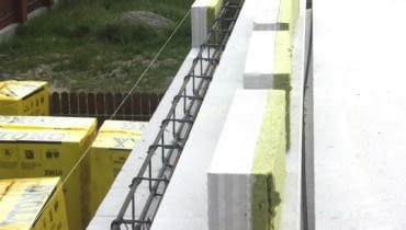 Elementy docieplenia - płytki z warstwą wełny mineralnej o grubości 4-5 cm i o wysokości równej grubości stropu - zapewniają właściwą izolację wieńca beton komórkowy, ściany, budowa domu